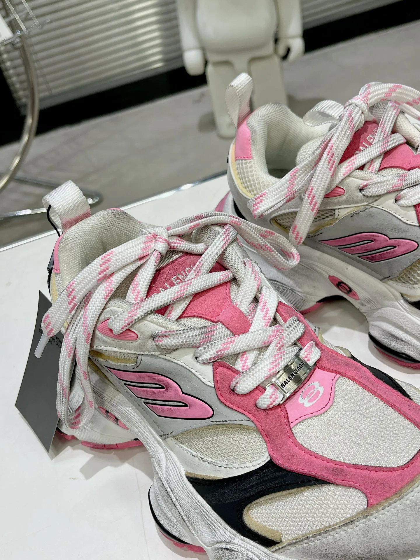 👟👟Ex-factory price 900👟👟 Balenciaga SUMMER 24 Cargo Sneaker Global Limited Edition (JDL) top version super hot! The ultimate secret of 6XL. With the release of Balenciaga's summer 24 series, the 6XL sneakers worn by Liu Haoran on the show once again became a fashion talking point. As soon as the show ended, many bloggers posted reviews of these shoes and comparisons with the 3XL. Looking closely at the whole shoe, there is a larger variant of the "B" logo and a smaller bright yellow as embellishment. The upper material is still normal leather + mesh. All pairs of original materials. Number of yards: 35-45 yards.